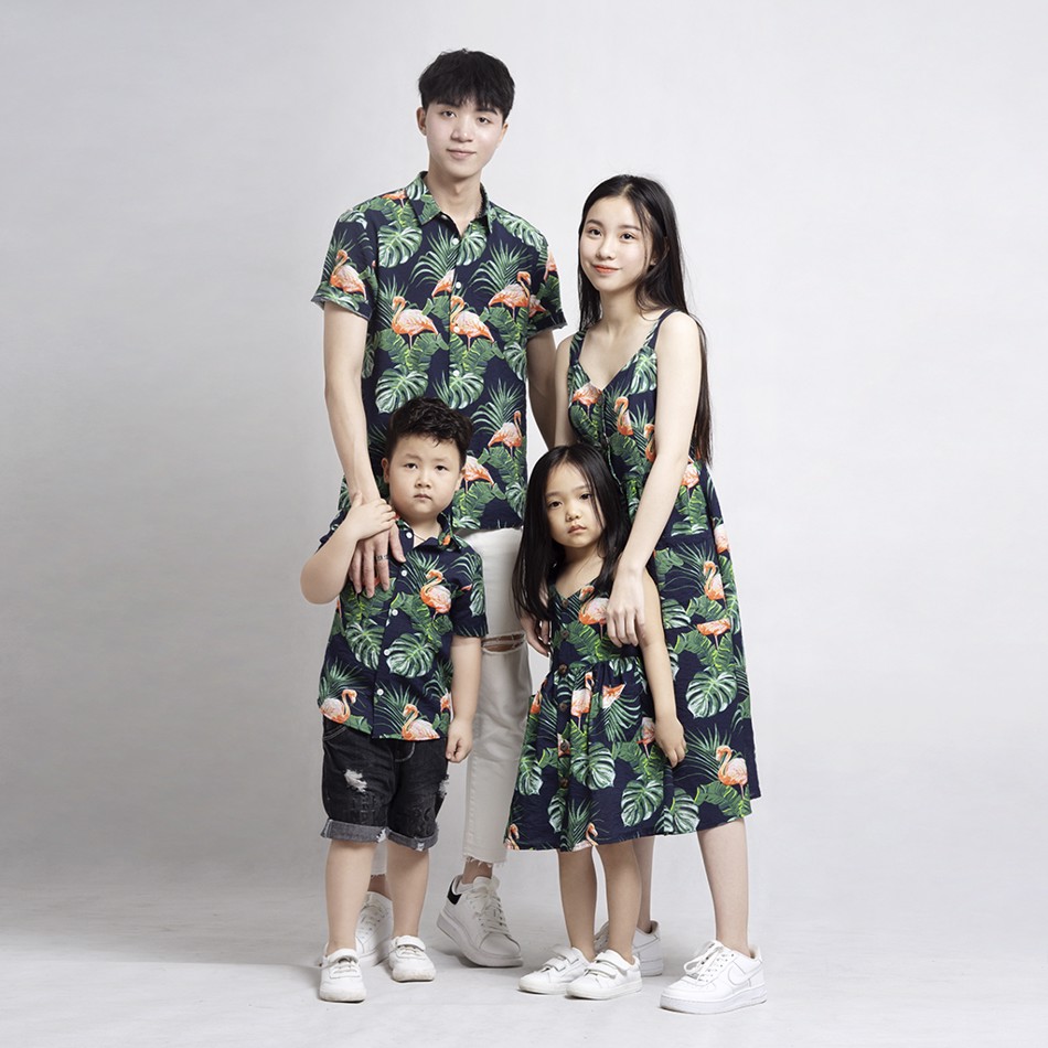 SAYME - FAMILY: Đồng phục gia đình và đội nhóm cho các kỳ nghỉ và những chuyến đi cùng người thân, bạn bè. Những sản phẩm trên thị trường thường được làm giá rẻ bằng cách sử dụng những nguyên liệu kém chất lượng, gia công cẩu thả, khiến người mặc rất khó chịu và thiếu tự tin. Sayme quan niệm rằng đồng phục không có nghĩa là phải rẻ để dễ mua số lượng lớn. Chúng tôi quan tâm đến trải nghiệm của người mặc nhiều hơn. Những chuyến đi chơi, nghỉ mát hay team building, chúng ta thường vận động rất nhiều, mồ hôi và nắng nóng sẽ khiến bạn mất đi những cảm xúc tích cực khi đang tận hưởng kỳ nghỉ. Bạn phải bỏ ra hàng triêu đồng để mua vé di chuyển và đặt phòng, ăn uống, tại sao lại tiếc mấy chục ngàn để chọn mua một chiếc áo đồng phục bí nóng, phom dáng xấu xí, đường may cẩu thả? Tất cả các khách hàng lựa chọn đồng phục Sayme đều có những trải nghiệm và kỳ nghỉ tuyệt vời bởi chính chiếc áo đồng phục đã giúp cơ thể họ được thoải mái, không khó chịu và tất cả những cảm xúc còn lại là tận hưởng kỳ nghỉ một cách vui vẻ. Chúng tôi tin rằng chỉ khi bạn thực sự thoải mái, dễ chịu trong những bộ đồ khoác lên mình, cảm xúc trong cuộc sống mới thực sự được trọn vẹn. Các bé được bảo vệ và thoải mái, phụ nữ được tự tin thể hiện cá tính, nam giới năng động hơn và tất cả thành viên trong gia đình bạn sẽ cùng hạnh phúc tận hưởng cuộc sống.