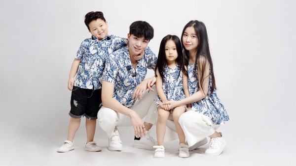 SAYME - FAMILY: Đồng phục gia đình và đội nhóm cho các kỳ nghỉ và những chuyến đi cùng người thân, bạn bè. Những sản phẩm trên thị trường thường được làm giá rẻ bằng cách sử dụng những nguyên liệu kém chất lượng, gia công cẩu thả, khiến người mặc rất khó chịu và thiếu tự tin. Sayme quan niệm rằng đồng phục không có nghĩa là phải rẻ để dễ mua số lượng lớn. Chúng tôi quan tâm đến trải nghiệm của người mặc nhiều hơn. Những chuyến đi chơi, nghỉ mát hay team building, chúng ta thường vận động rất nhiều, mồ hôi và nắng nóng sẽ khiến bạn mất đi những cảm xúc tích cực khi đang tận hưởng kỳ nghỉ. Bạn phải bỏ ra hàng triêu đồng để mua vé di chuyển và đặt phòng, ăn uống, tại sao lại tiếc mấy chục ngàn để chọn mua một chiếc áo đồng phục bí nóng, phom dáng xấu xí, đường may cẩu thả? Tất cả các khách hàng lựa chọn đồng phục Sayme đều có những trải nghiệm và kỳ nghỉ tuyệt vời bởi chính chiếc áo đồng phục đã giúp cơ thể họ được thoải mái, không khó chịu và tất cả những cảm xúc còn lại là tận hưởng kỳ nghỉ một cách vui vẻ. Chúng tôi tin rằng chỉ khi bạn thực sự thoải mái, dễ chịu trong những bộ đồ khoác lên mình, cảm xúc trong cuộc sống mới thực sự được trọn vẹn. Các bé được bảo vệ và thoải mái, phụ nữ được tự tin thể hiện cá tính, nam giới năng động hơn và tất cả thành viên trong gia đình bạn sẽ cùng hạnh phúc tận hưởng cuộc sống.