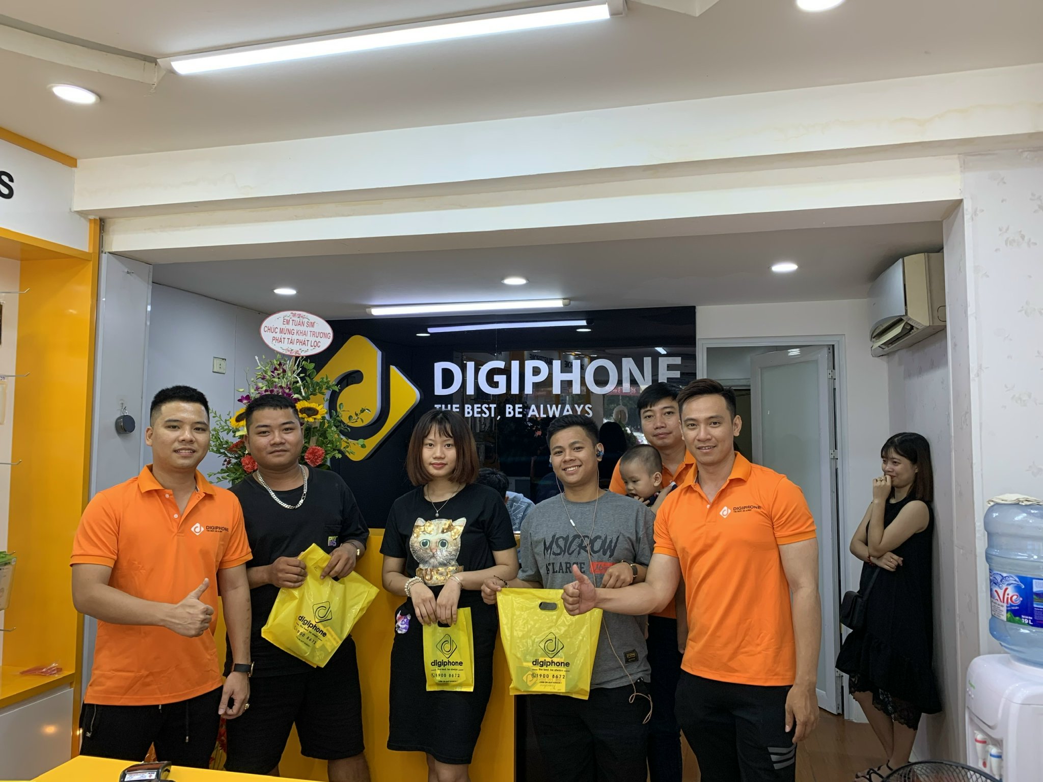 Khách hàng tại Digiphone Hà Nội