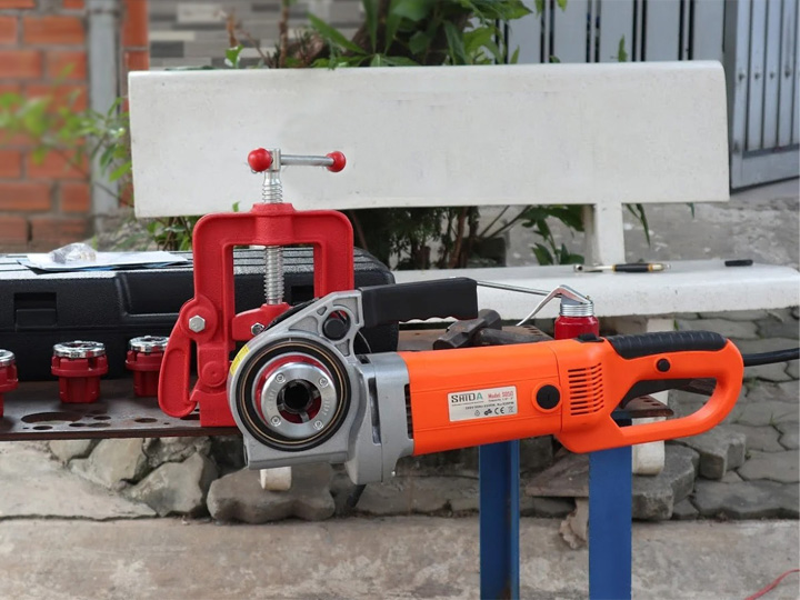 Máy tiện ren ống