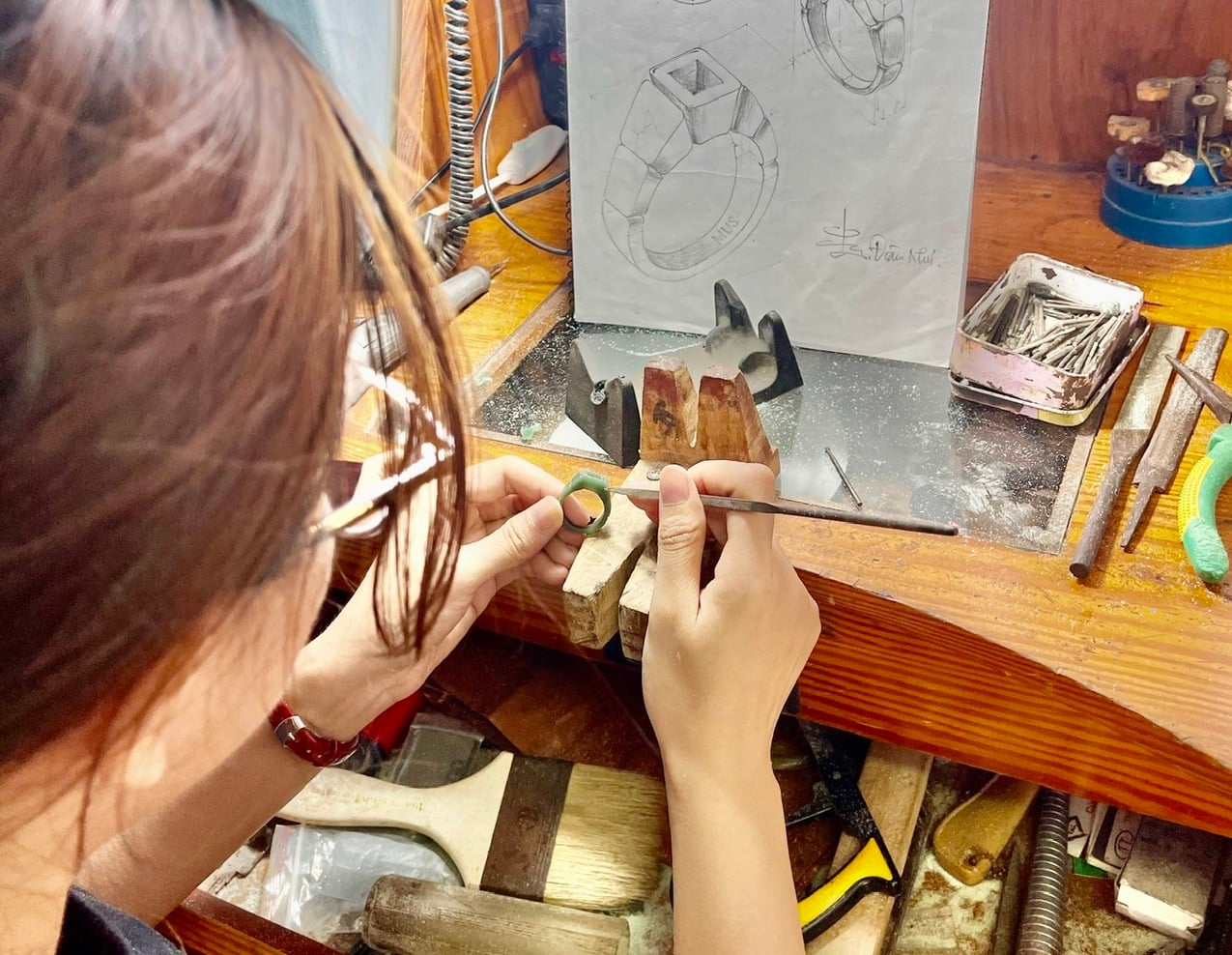 Tạo dáng trang sức bằng sáp tay