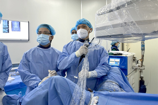 Nội soi ngược dòng tán sỏi thận bằng laser với ống soi mềm