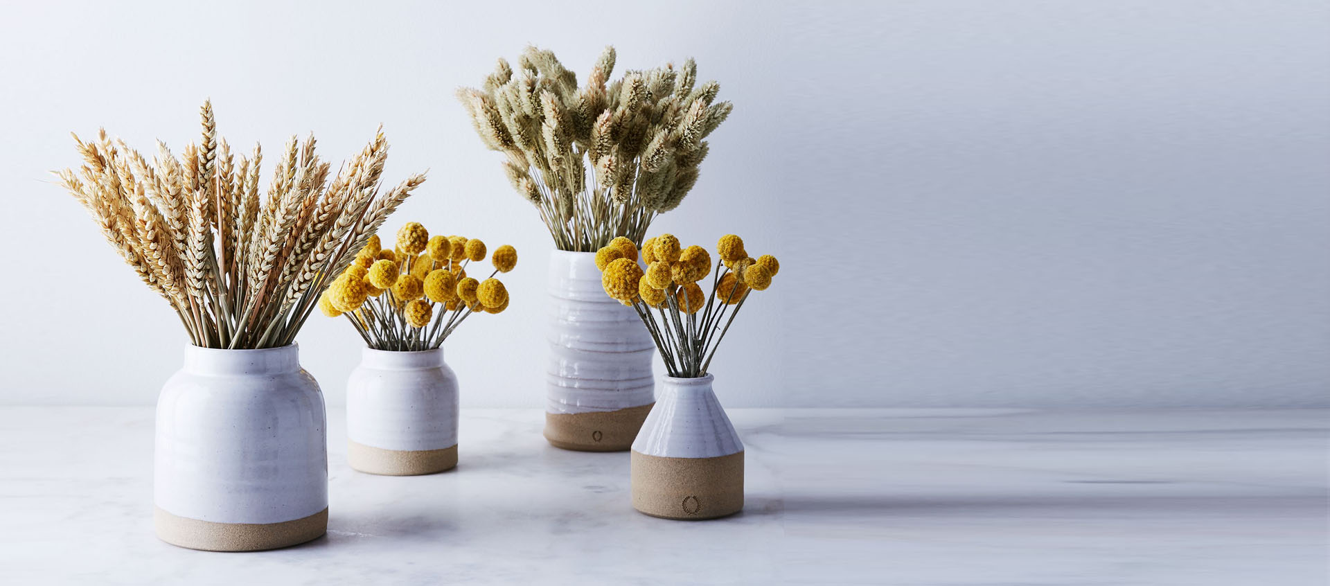 Hoa khô IRIS là một lựa chọn tuyệt vời để tạo ra một điểm nhấn đặc biệt cho ngôi nhà của bạn. Với sự kết hợp giữa màu tím và vàng, những bông hoa này sẽ mang lại cho bạn một không gian nghỉ ngơi thoải mái và thư giãn.