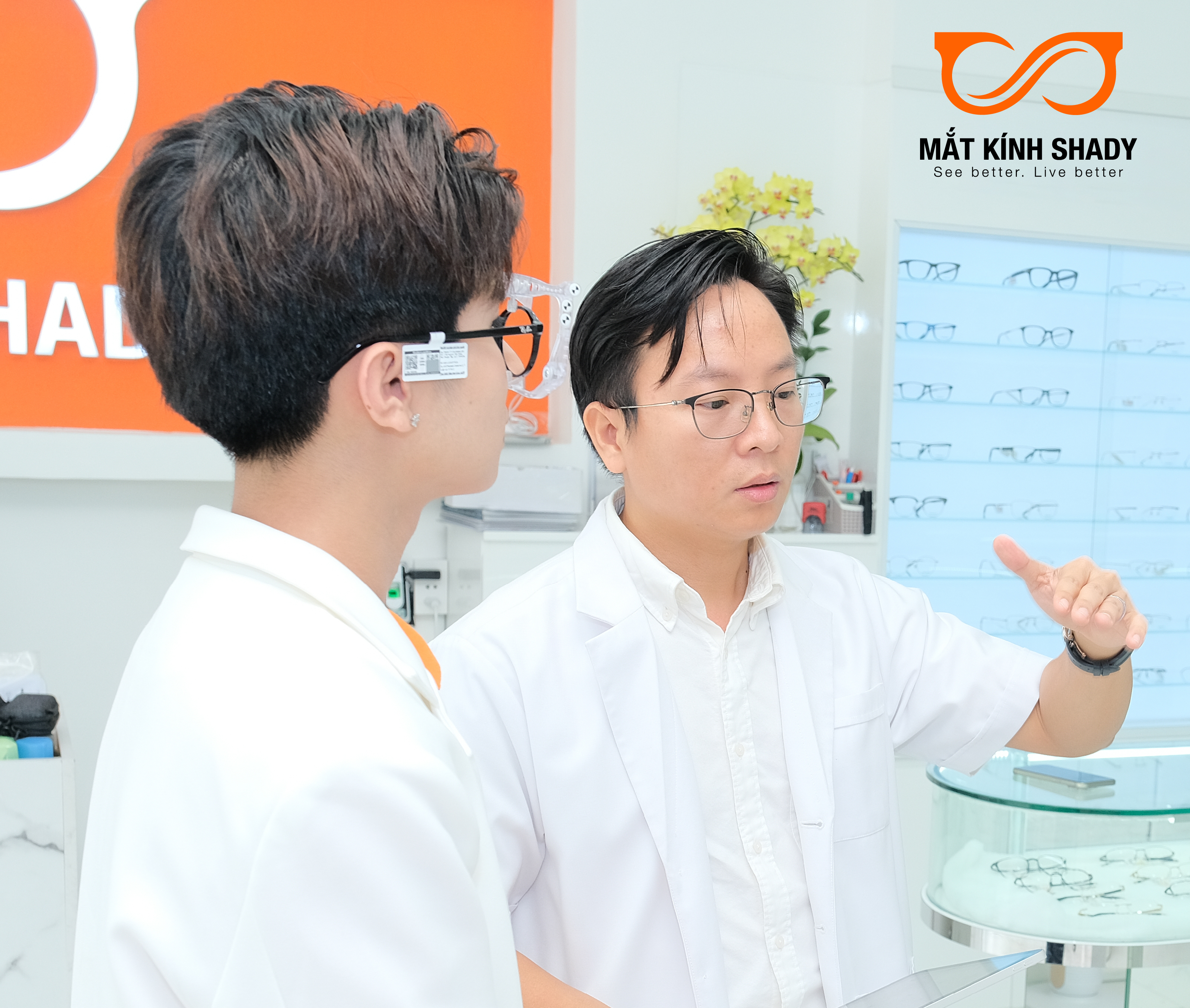 Kỹ thuật viên tại Mắt Kính Shady