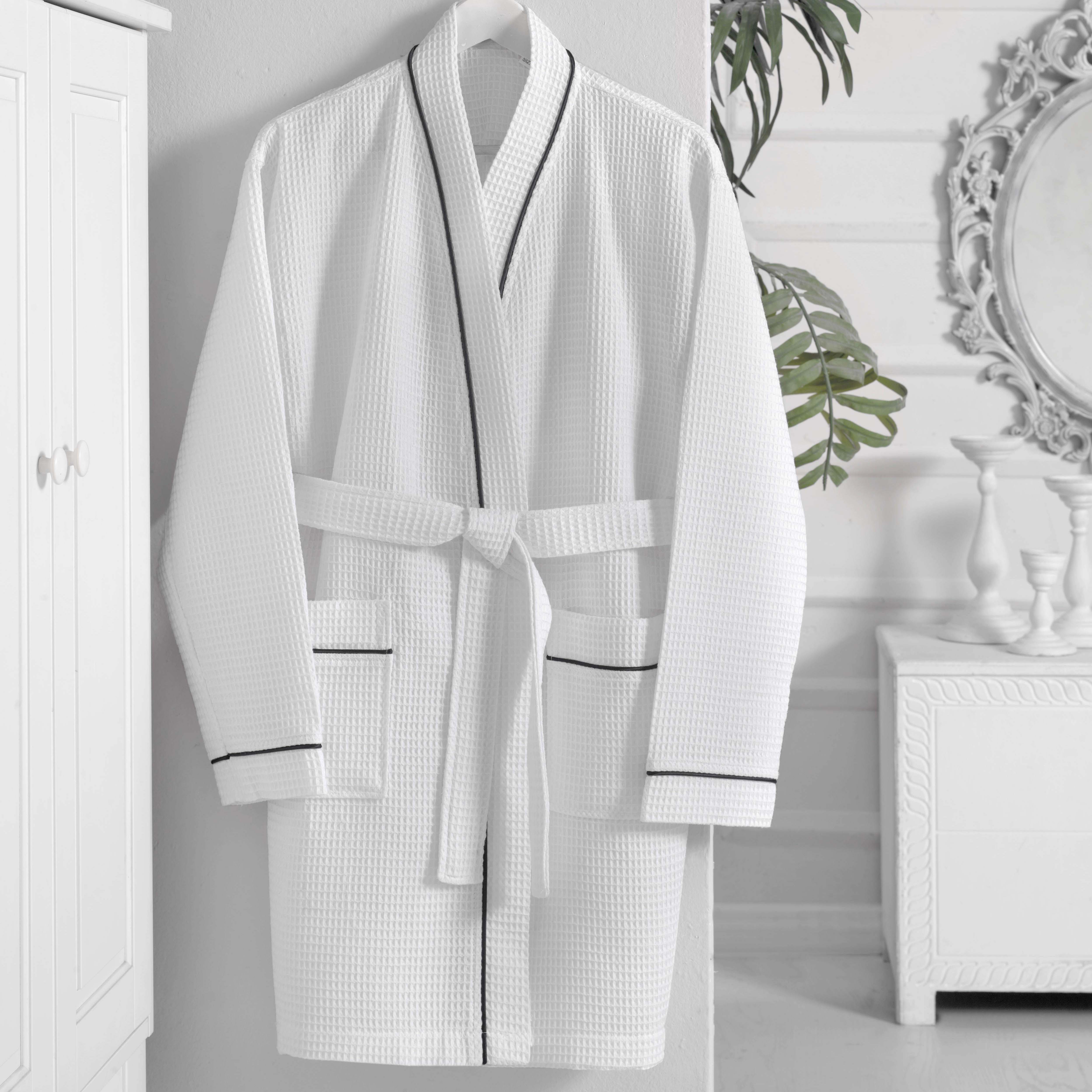 Áo choàng tắm chất liệu cotton,  màu trắng, kích thước 115 cm (Tính từ vai trở xuống), trọng lượng: 700 gr