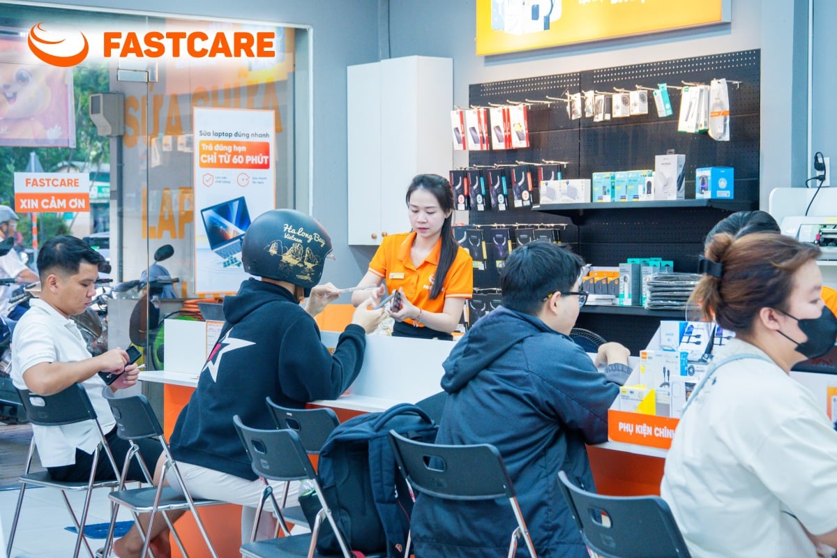 Minh họa kiểm tra iPhone gặp lỗi kết nối eSIM tại FASTCARE