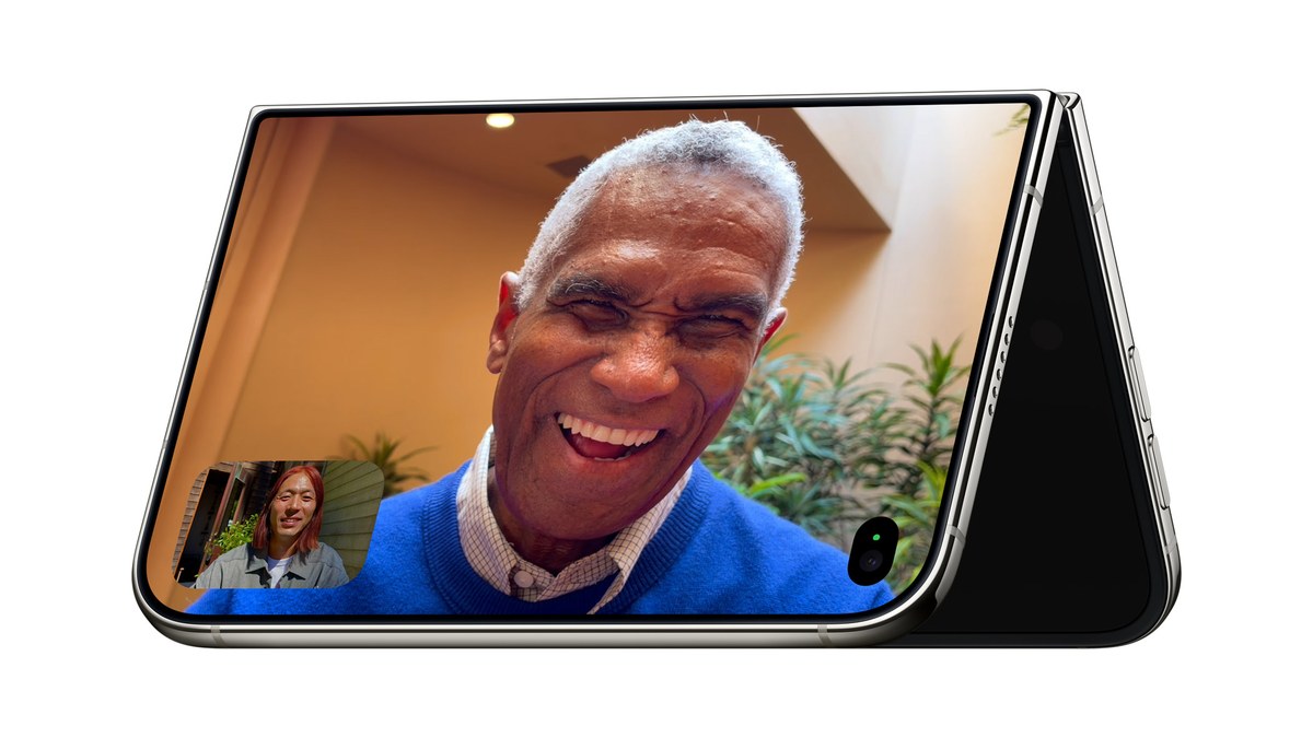 Camera FaceTime ƒ/1.8 ẩn dưới màn hình trong nên khung hình 7,6 inch liền mạch