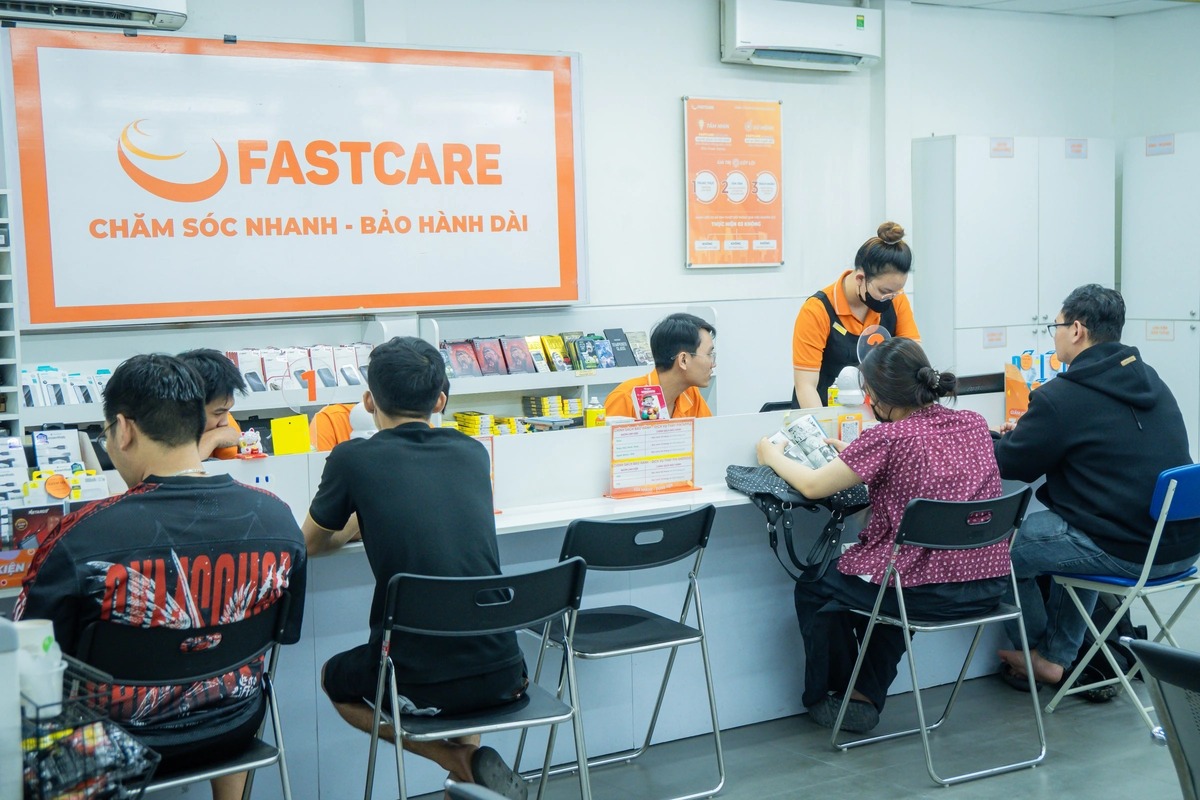 Cửa hàng FASTCARE tiếp nhận kiểm tra và sửa iPhone