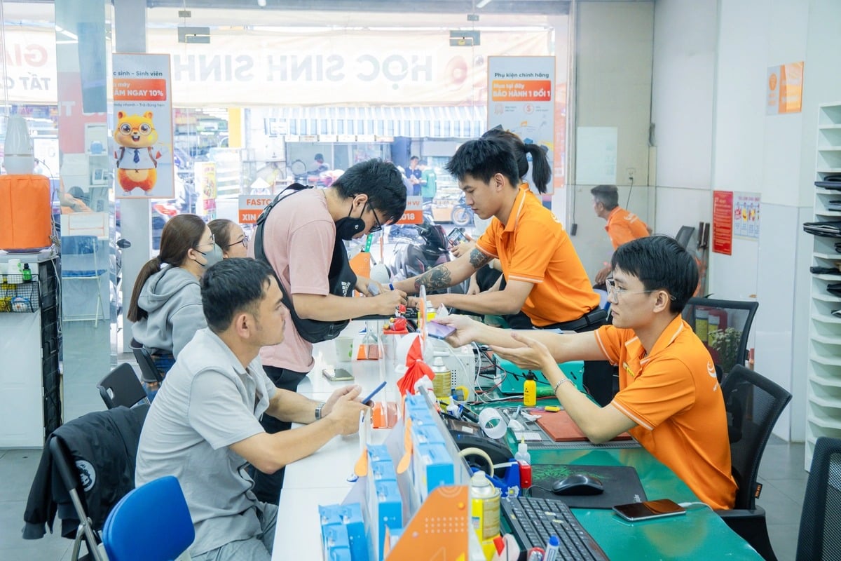 Cửa hàng FASTCARE tiếp nhận kiểm tra và sửa iPhone