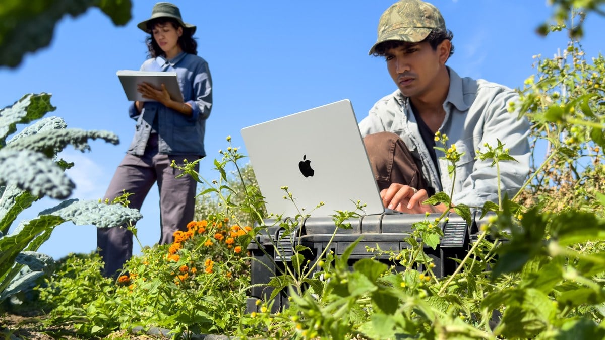 MacBook Pro tông Bạc sáng nổi bật khi làm việc ngoài trời