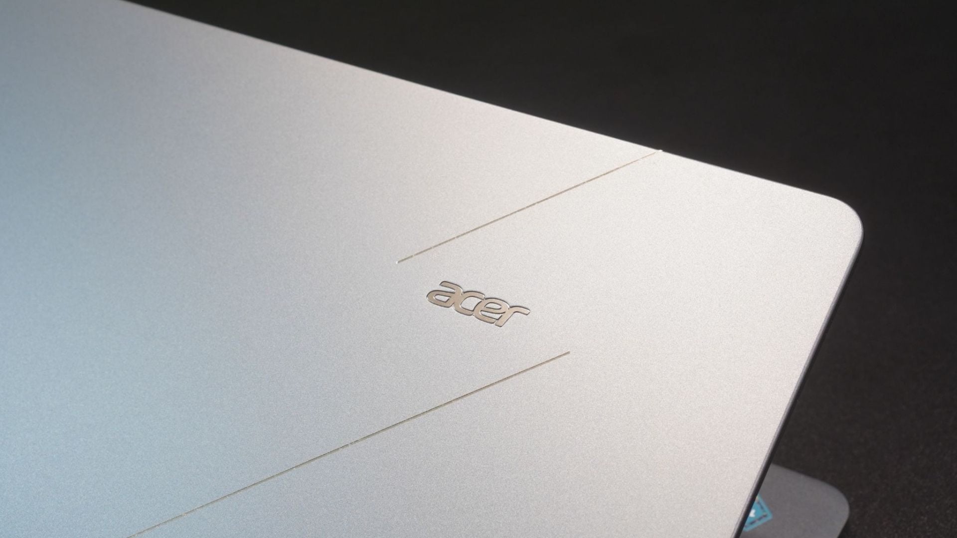ACER Swift Air 14 SFA14-I31-52BV kết hợp hoàn hảo giữa chất liệu vỏ nhôm nguyên khối và những đường nét gia công tỉ mỉ