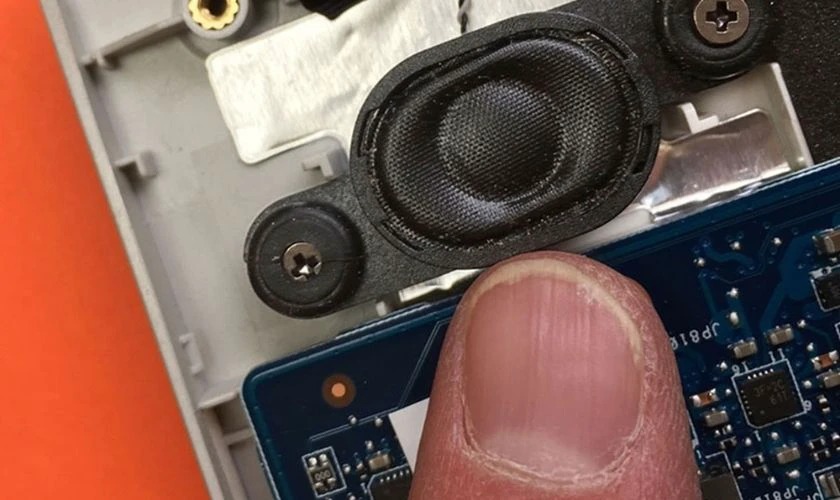 Bụi bám ở khu vực loa