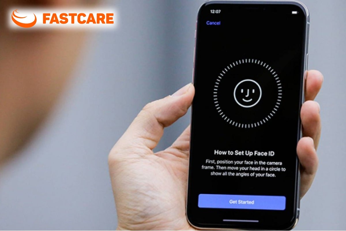 Minh họa kỹ thuật viên quan sát iPhone và kiểm tra chức năng nhận diện