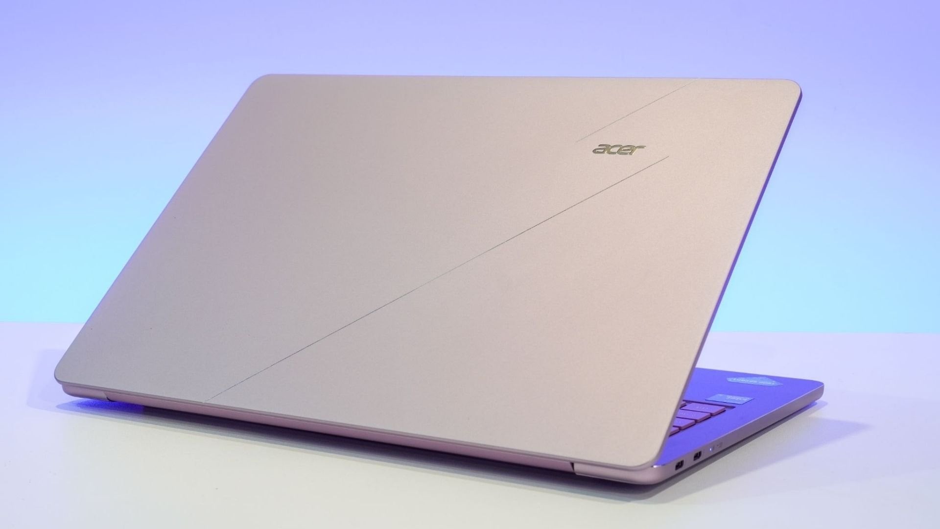 ACER Swift Air 14 SFA14-I31-52BV sở hữu trọng lượng siêu nhẹ chỉ khoảng 1.19kg