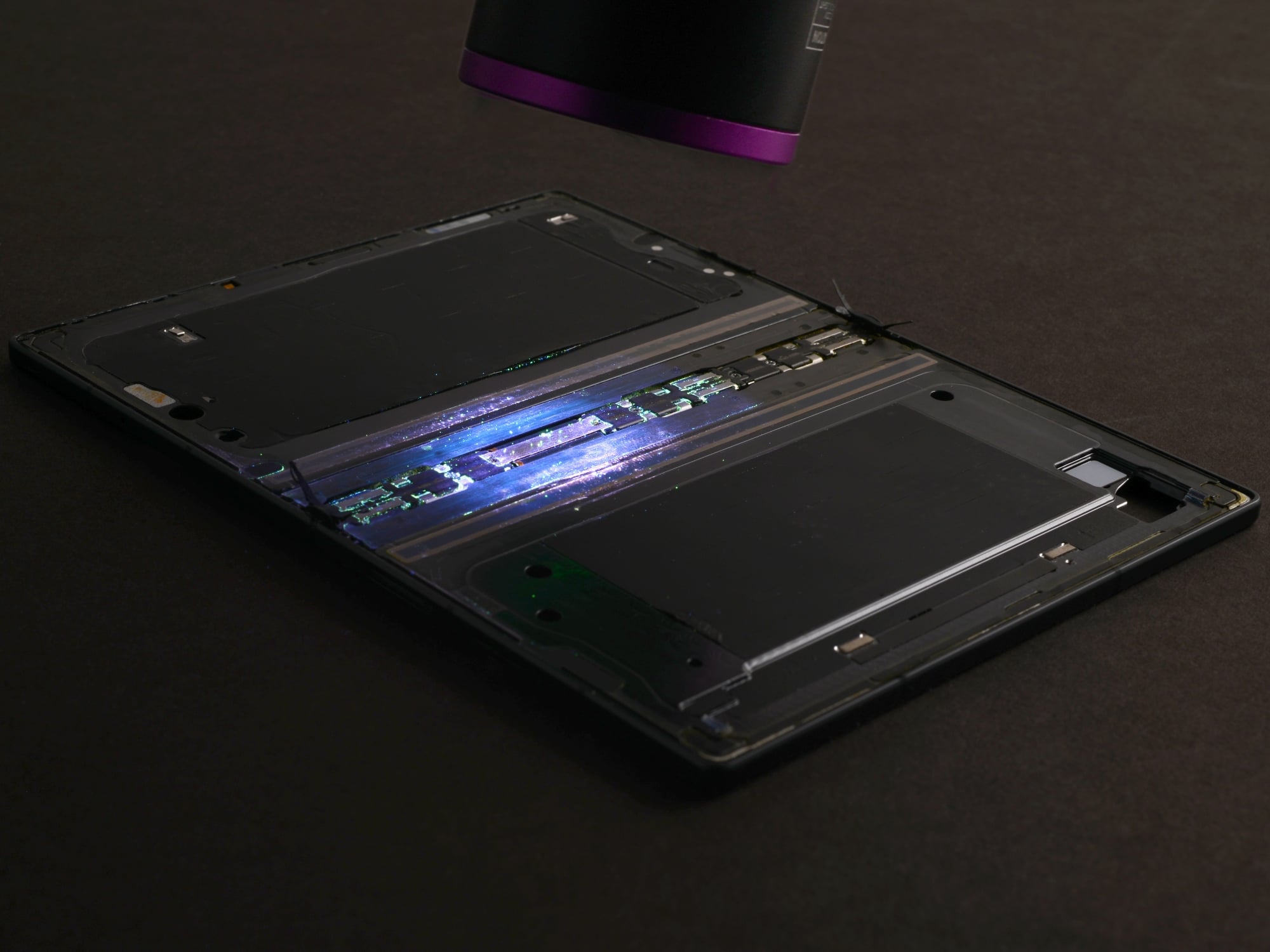 Z Fold8 UV dust glowing in the hinge