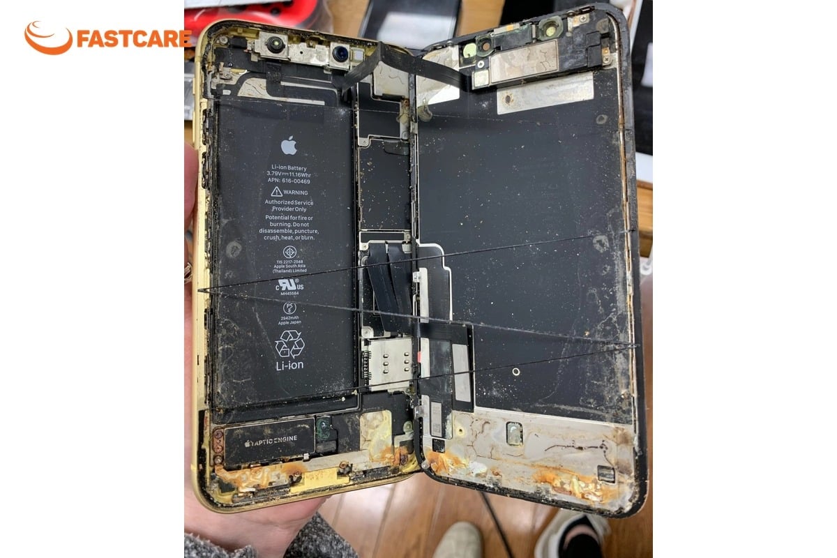Lau khô phần nước trên bề mặt iPhone