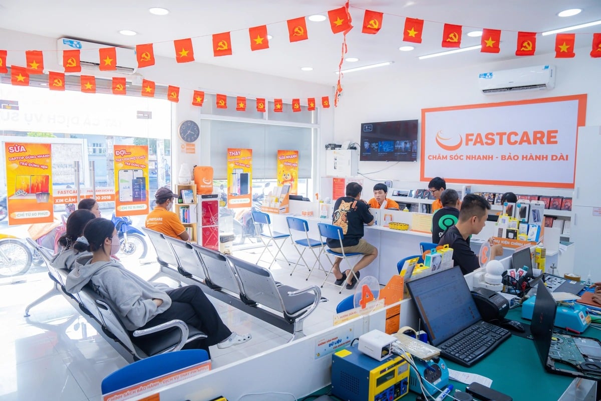 Cửa hàng FASTCARE tiếp nhận kiểm tra và sửa iPhone