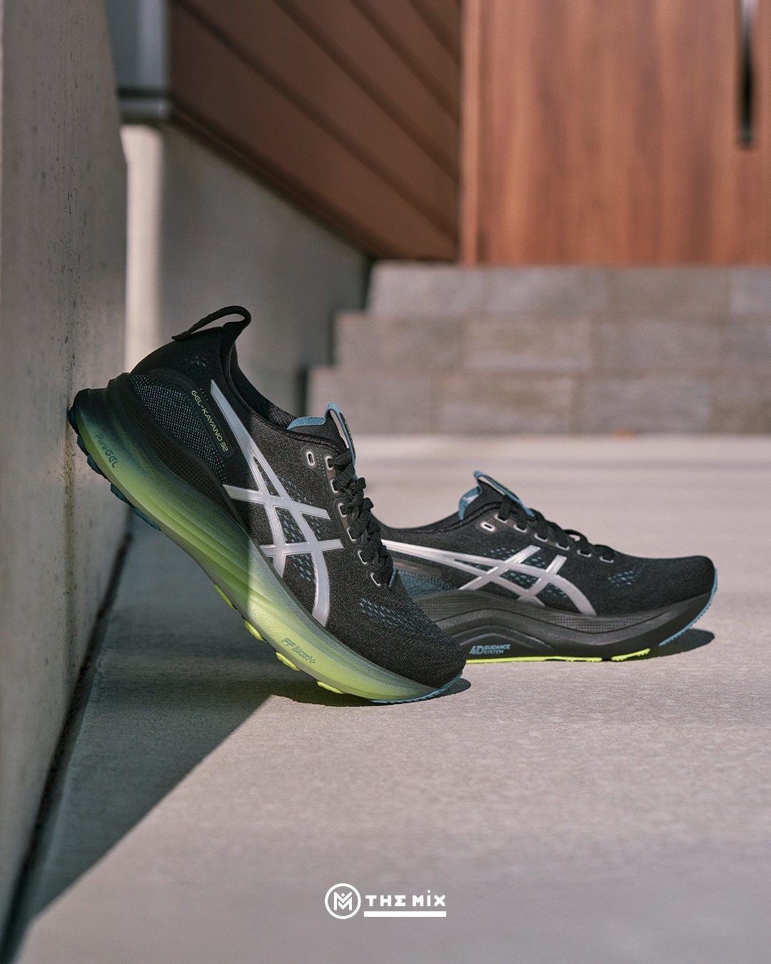 ASICS GEL-KAYANO 32 Luxe Black trong bối cảnh lifestyle