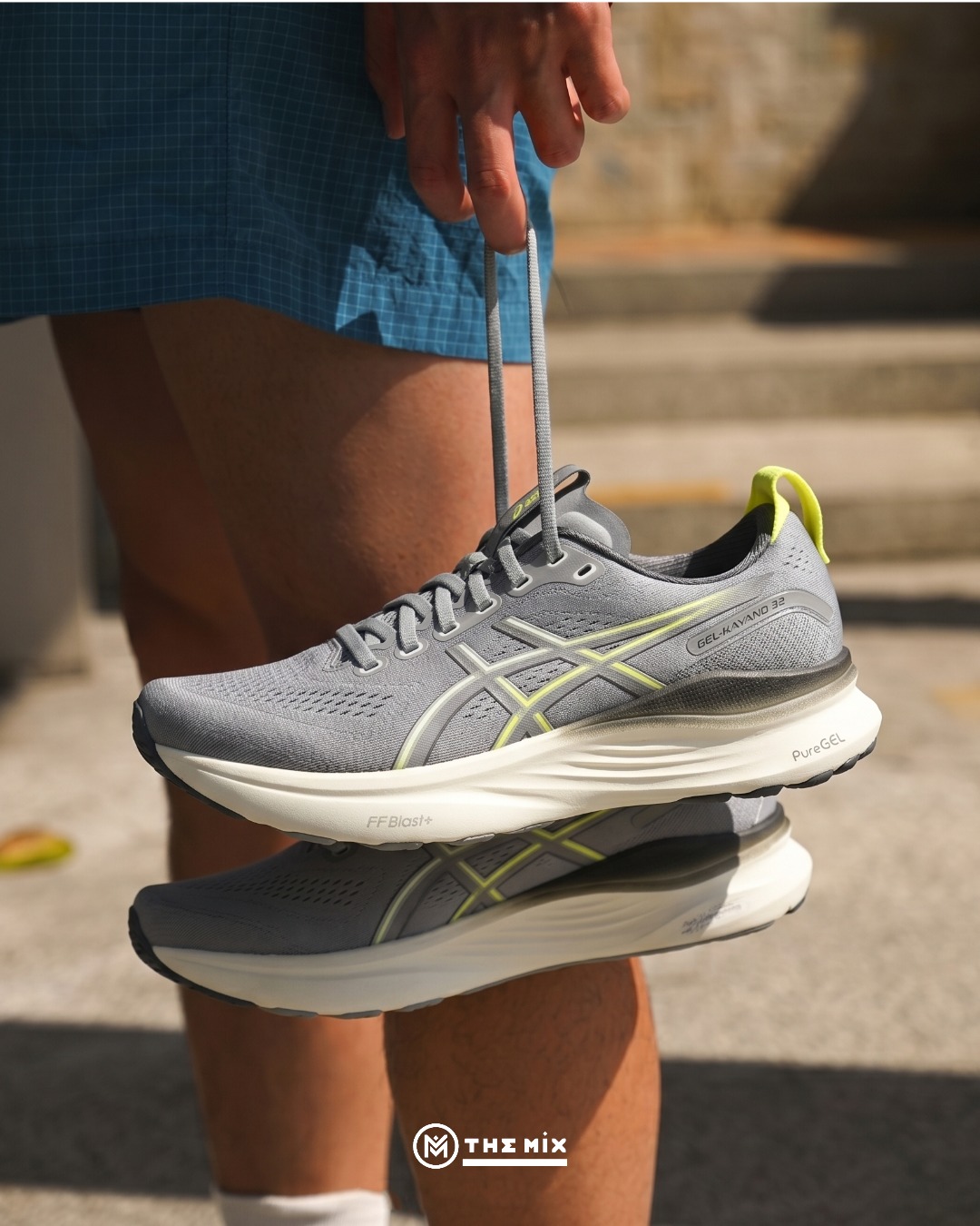 ASICS GEL-KAYANO 32 Gravel Citron trong ảnh lifestyle