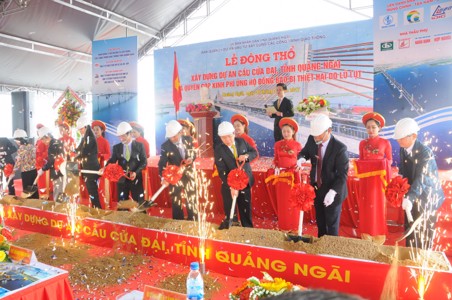 Khởi công cầu Cửa Đại