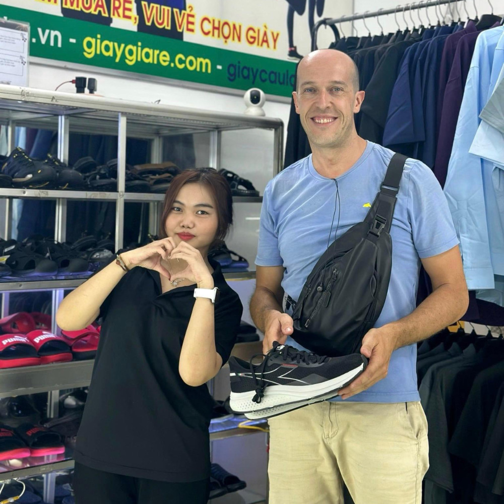 khách hàng tây cao mua tại shop