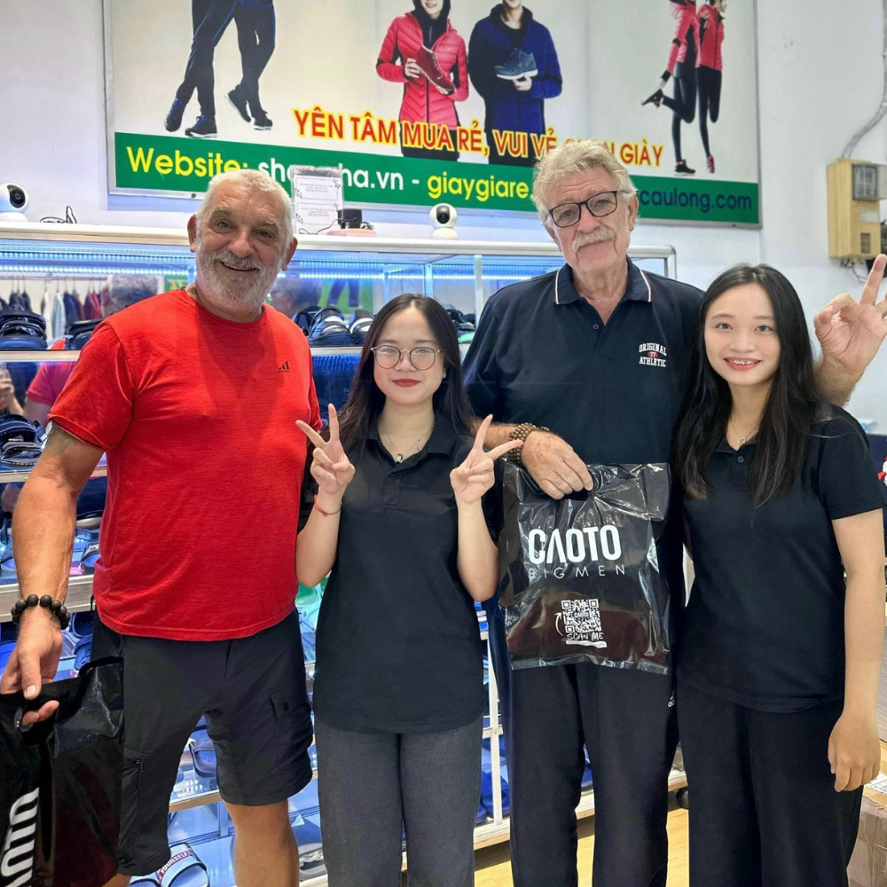 khách hàng tây vui tính mua tại shop