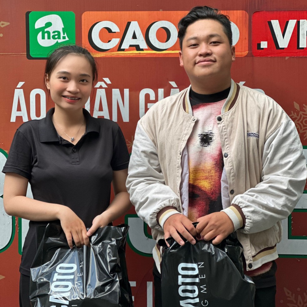 Khách tây pháp mua hàng ở shop