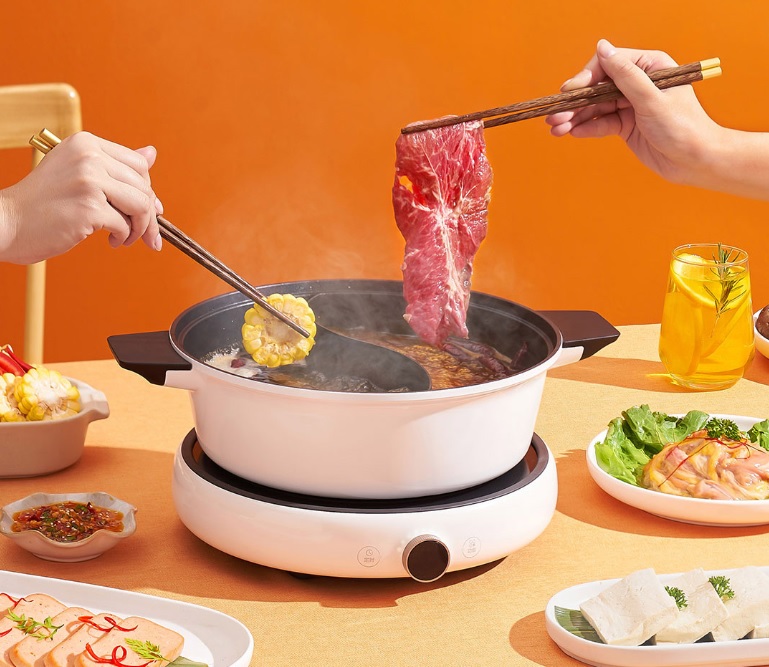 Vợ thích ăn cay mà chồng lại không thích ăn cay biết phải làm sao, mua ngay nồi lẩu 2 ngăn với chỉ ~400k