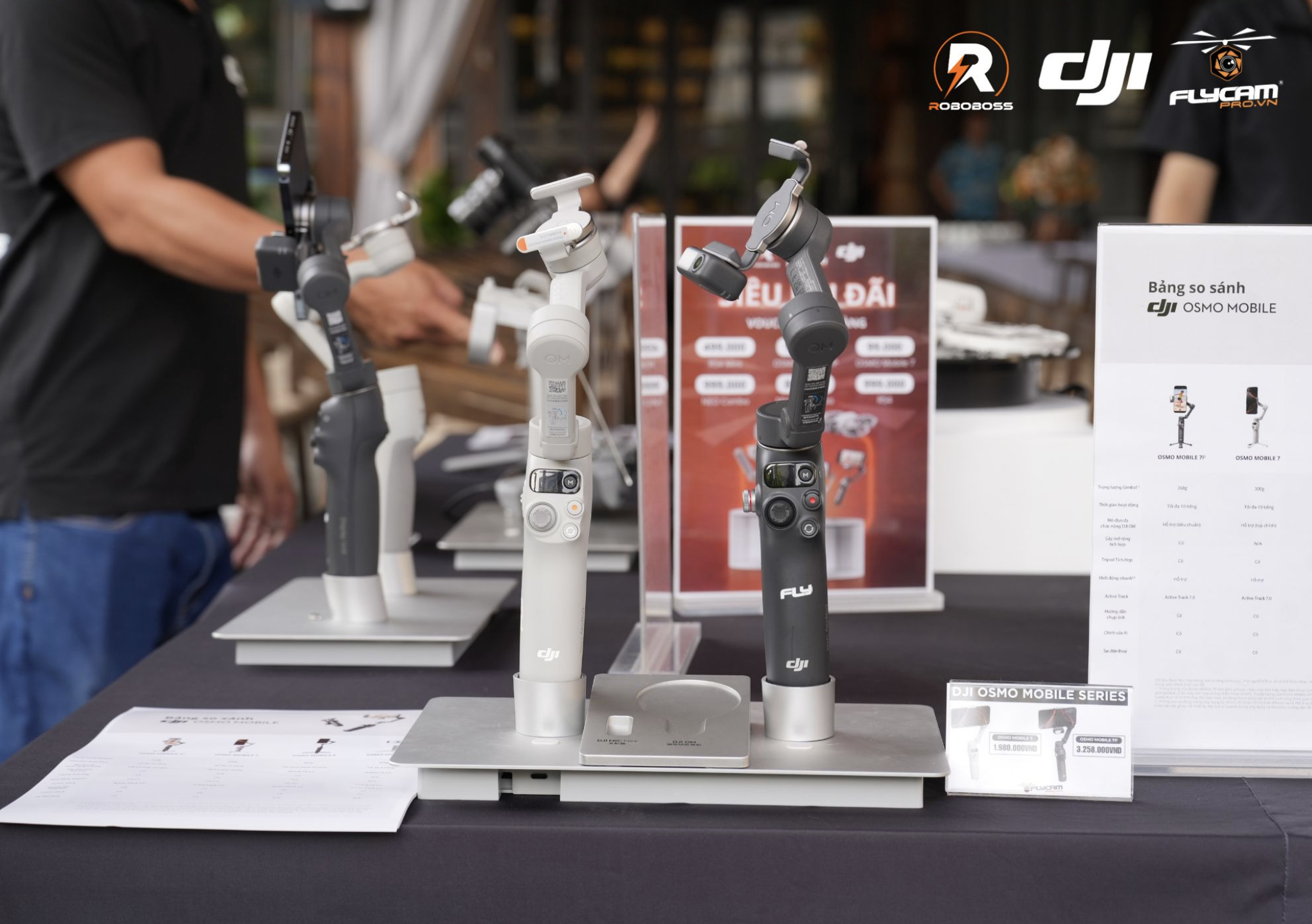 Đội ngũ RoBoBoss làm việc tại văn phòng