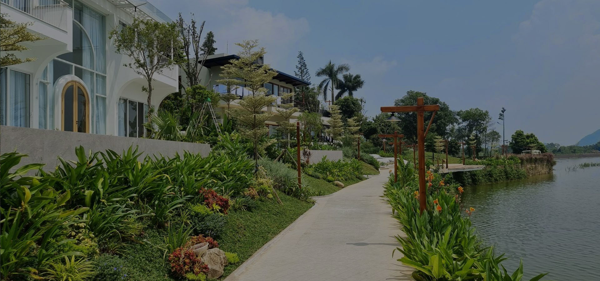 THI CÔNG CẢNH QUAN SÂN VƯỜN