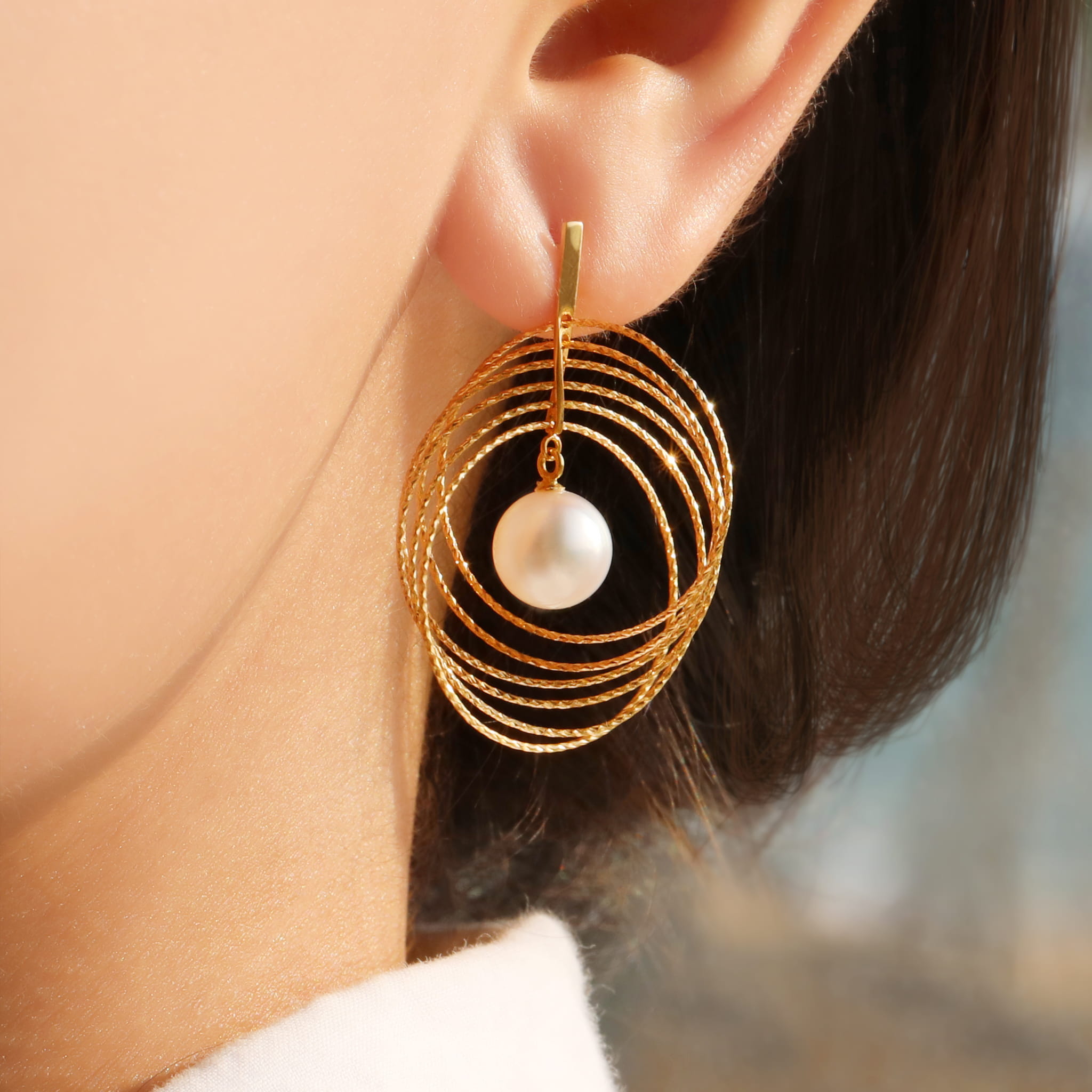 Pearl earrings with a combination of gold and silver