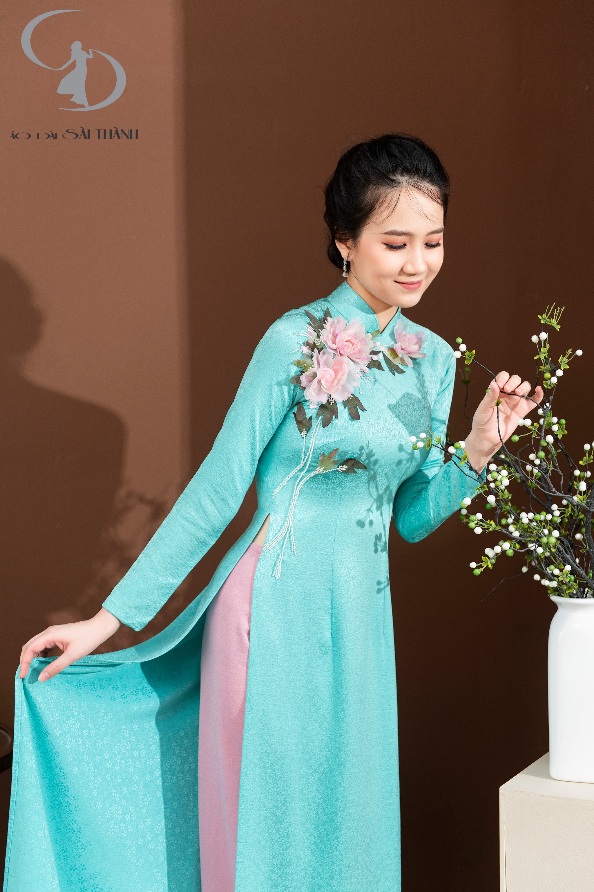 Thiết kế của  Áo dài Sài Thành thường hướng đến sự sang trọng, tinh tế. Dù những mẫu cách tân trẻ trung nhưng cũng không mất đi sự thanh lịch, kín đáo vốn có của một chiếc áo dài Việt Nam.