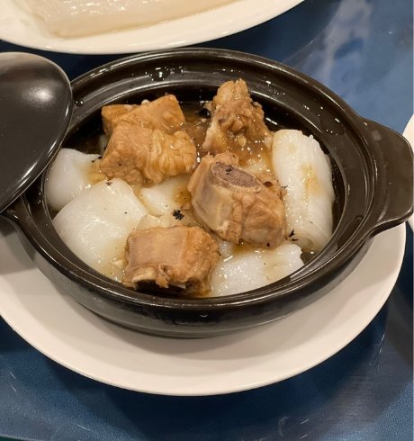 RICE NOODLE ROLLS WITH SPARE RIBS SERVED IN CLAYPOT
