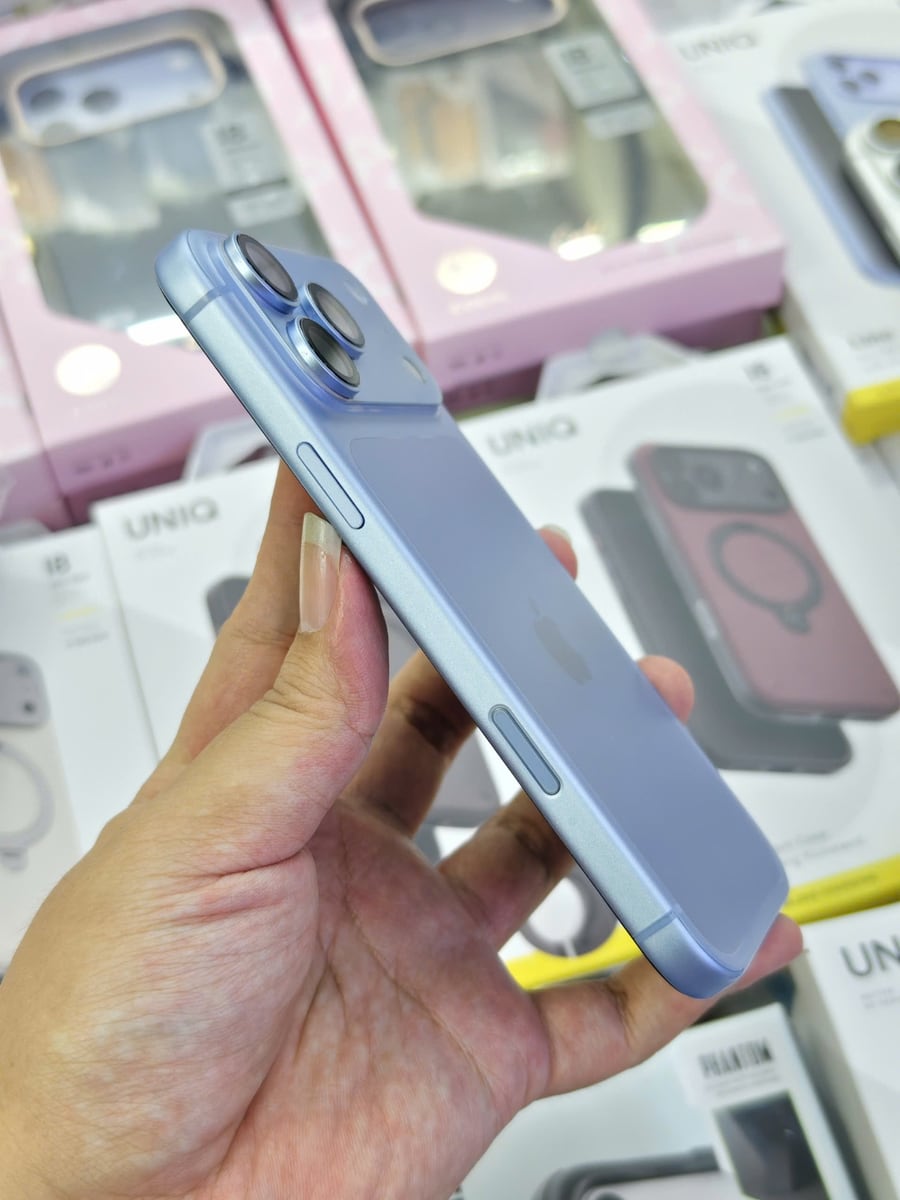 Cạnh bên iPhone 18 Pro Max sau khi dán PPF, màu nhôm nguyên bản không đổi