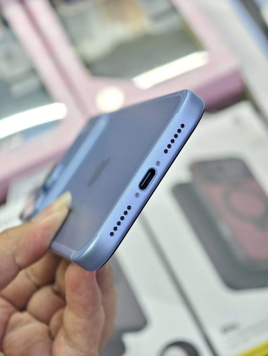 Cạnh dưới iPhone 18 Pro Max dán PPF nhìn nghiêng, film không hở mép