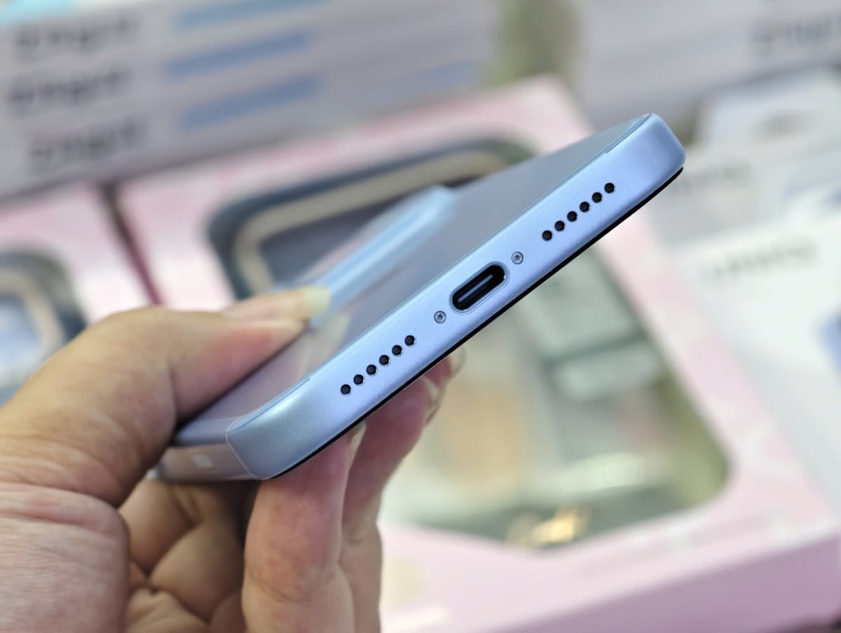 Film PPF cắt khít quanh cổng sạc và lỗ loa iPhone 18 Pro Max