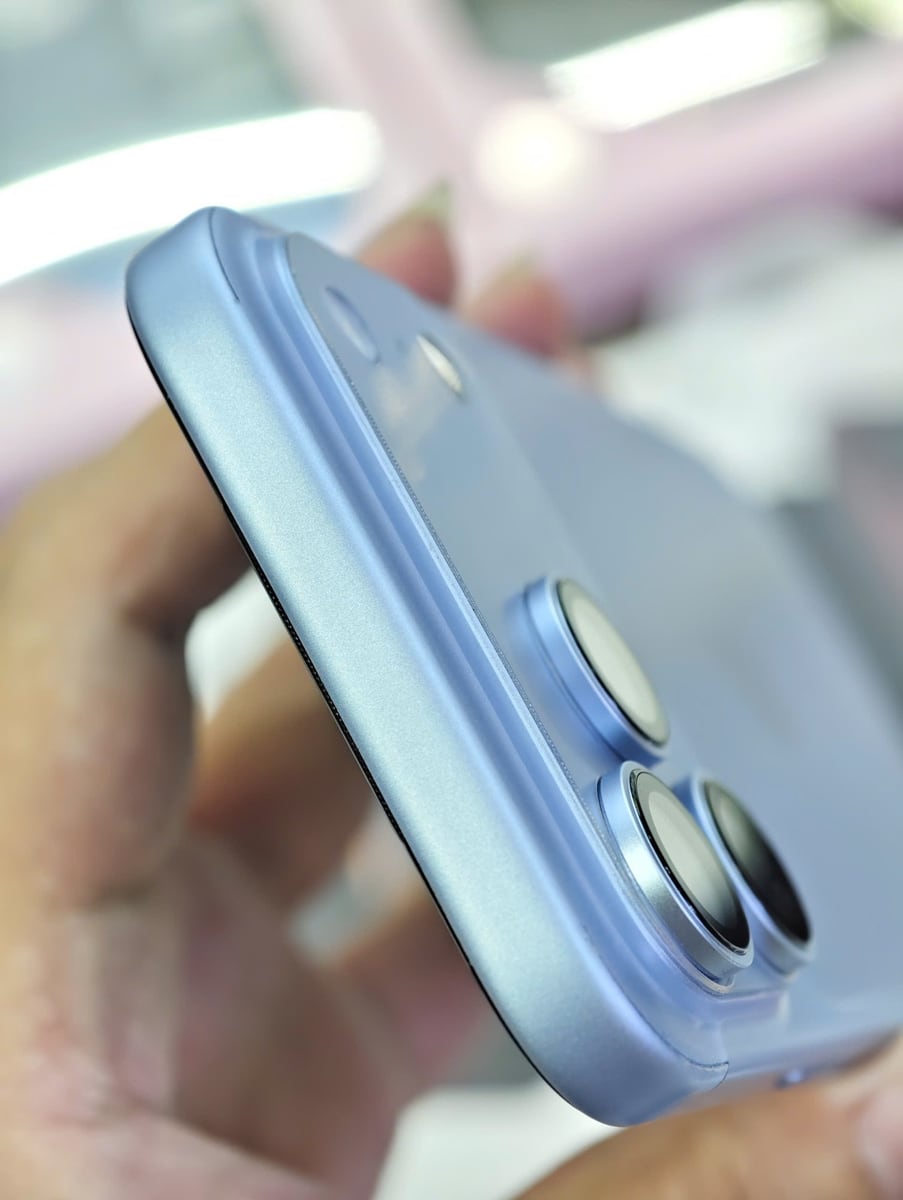 Mép film PPF dọc cạnh máy và cụm camera iPhone 18 Pro Max nhìn nghiêng