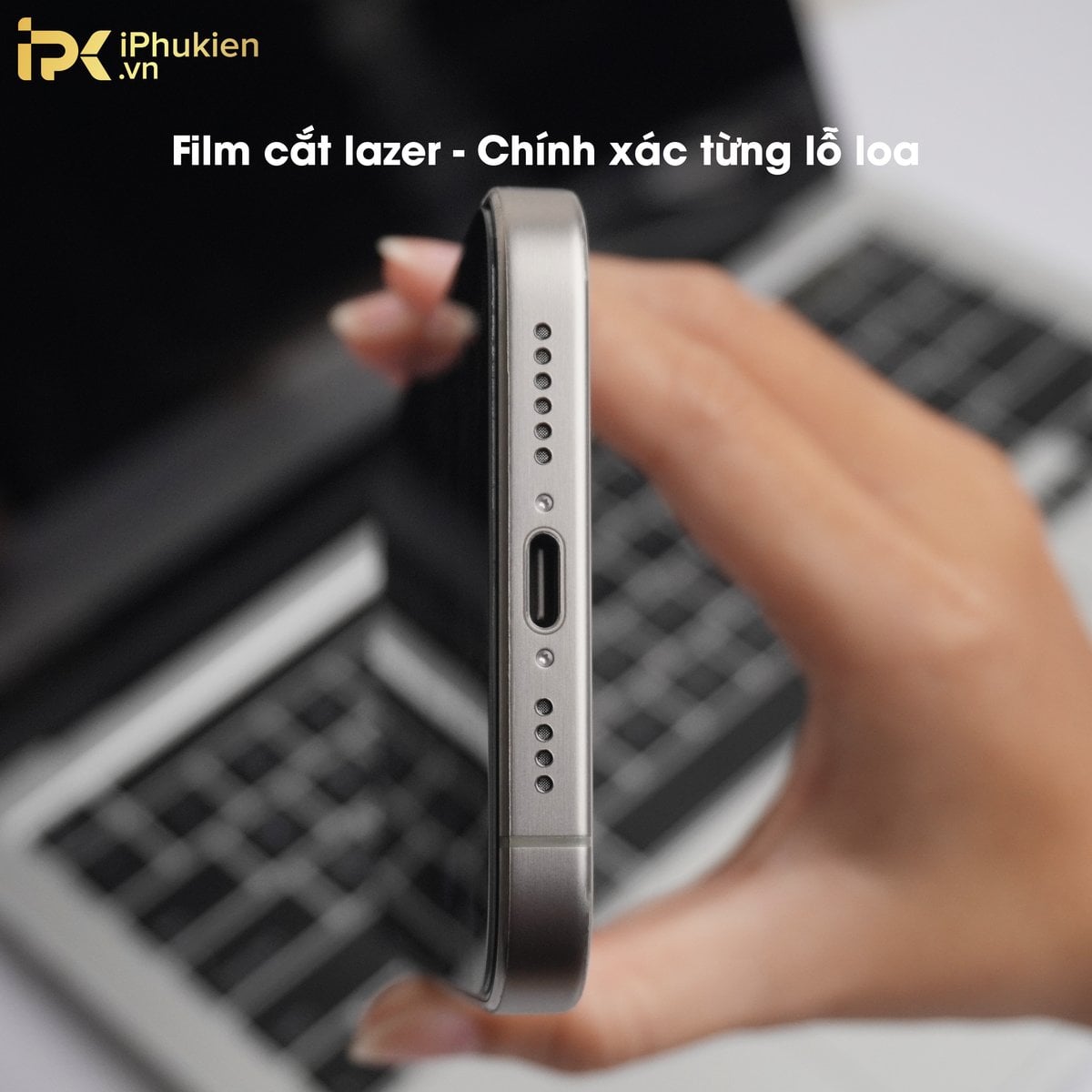 Film PPF cắt laser khớp chính xác lỗ loa và cổng sạc ở cạnh dưới iPhone