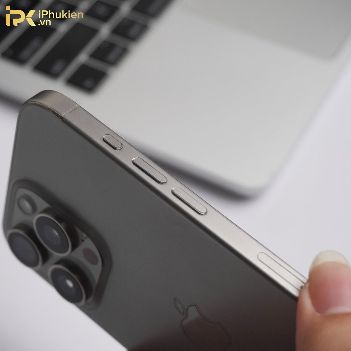 iPhone dán film PPF TPU trong suốt bao phủ mặt lưng và viền