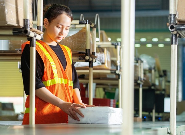 Xử lý đơn hàng theo yêu cầu: lấy hàng, đóng gói, bàn giao đơn vị vận chuyển