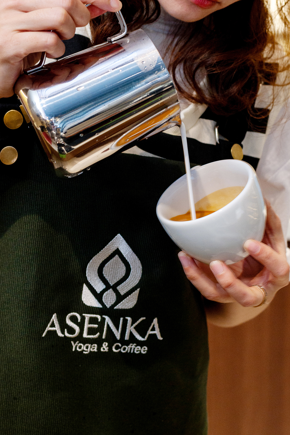 "Cà phê là thức uống quen thuộc mỗi buổi sáng, giúp tôi có thể cảm nhận được cả thế giới chuyển động trong cơ thể." Tại ASENKA, cà phê còn là một cách thưởng thức của những người bận rộn có gu. Đó là những tách cà phê cà phê đặc sản, được tuyển chọn kĩ lưỡng, đem đến nhiều trải nghiệm mới lạ. 