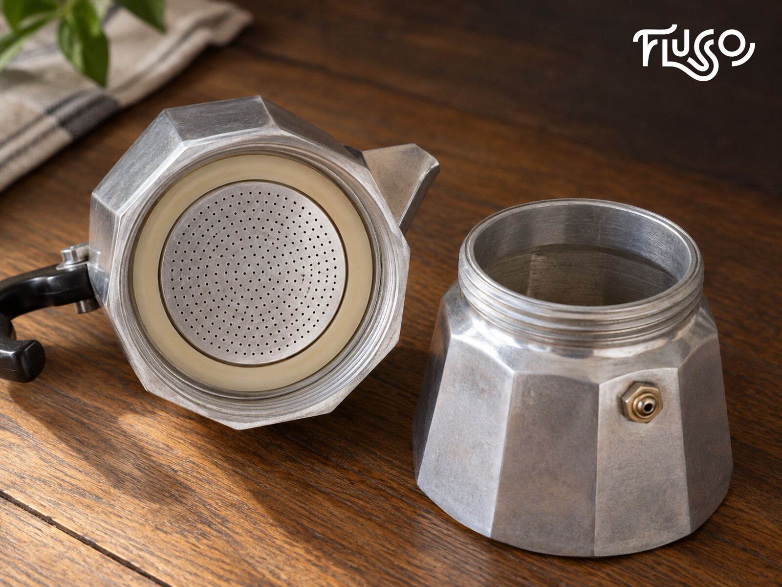 Cận cảnh tấm lọc, gioăng và van trên các phần của moka pot nhôm