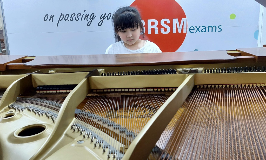 Học viên thực hành Piano