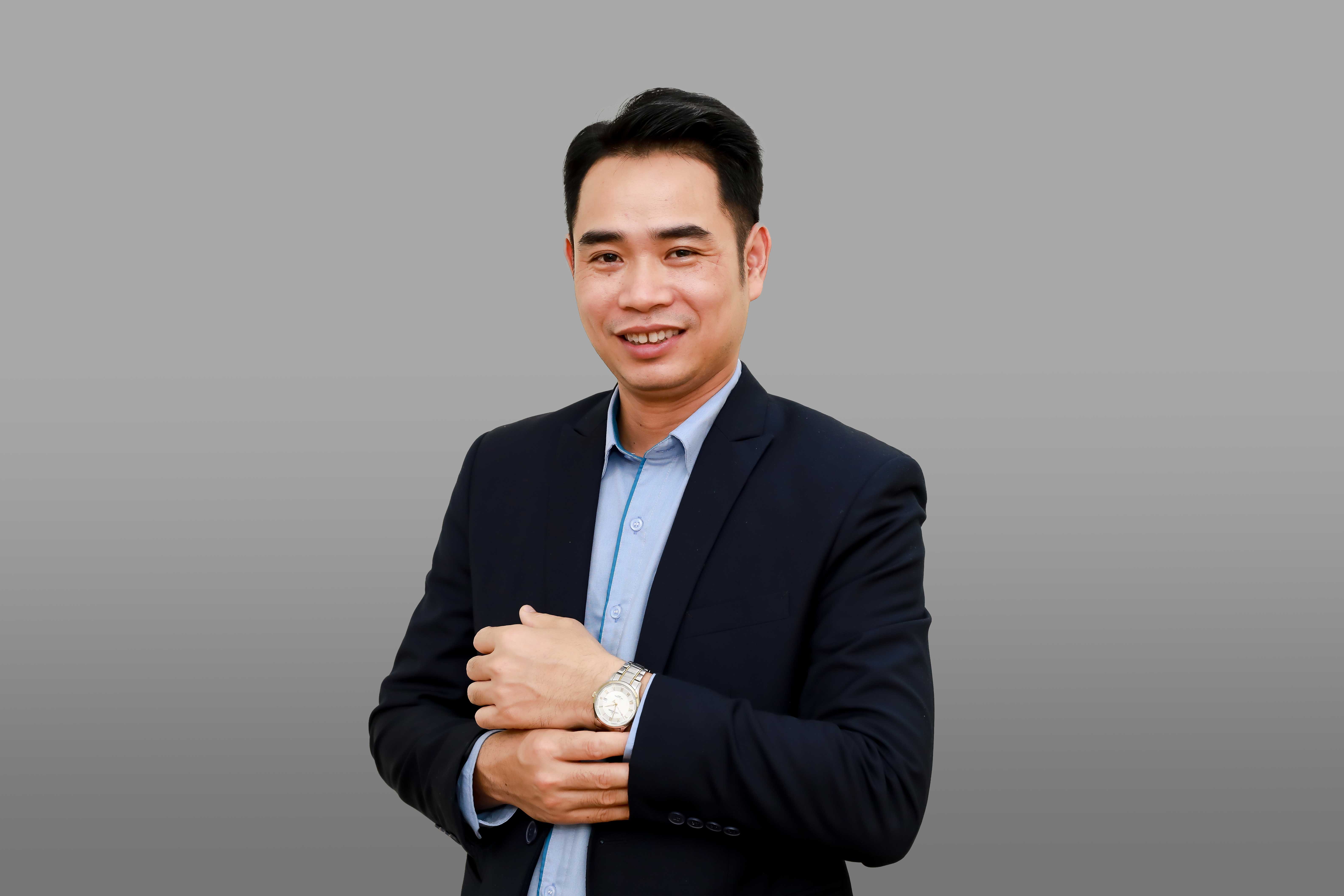 Ông: Nguyễn Văn Hậu