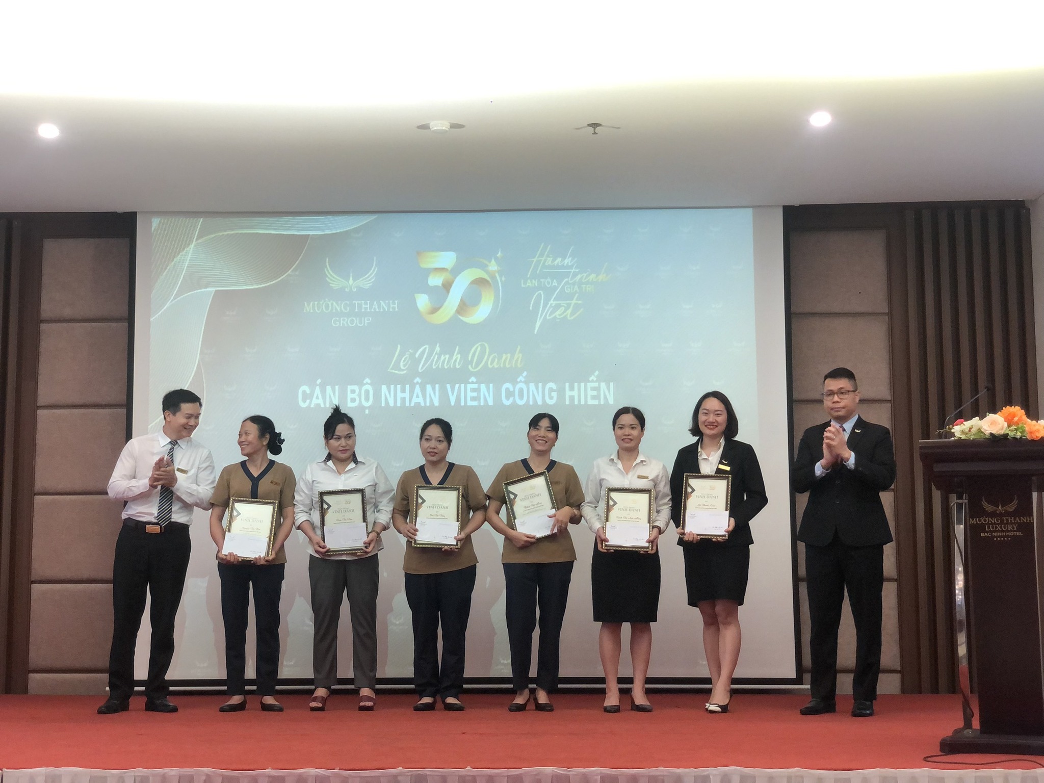 ĐỒNG PHỤC NHÀ HÀNG - KHÁCH SẠN