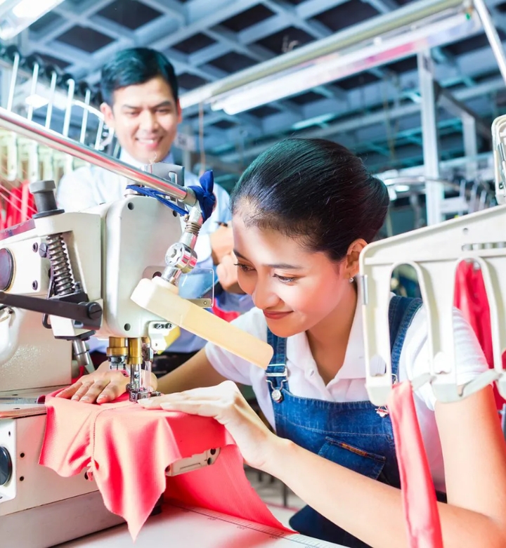 công nhân xưởng may đồng phục
