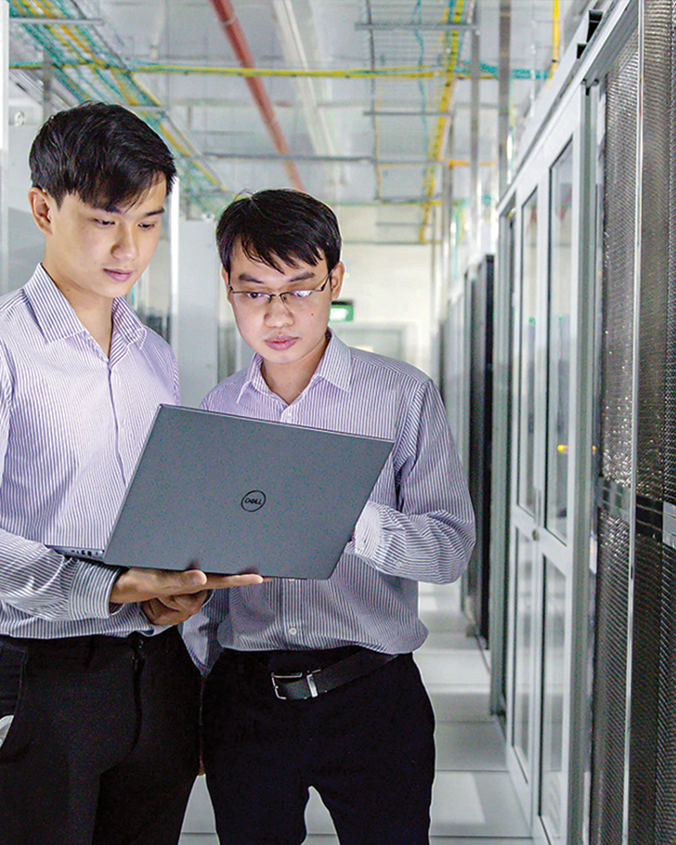 Đội ngũ nhân sự người Việt