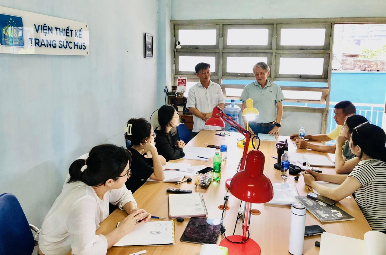 Chủ Tịch Hội Đá Quý Việt Nam - Tiễn  sĩ Hoàng Thế Ngữ nói gì về lớp học thiết kế trang sức tại MUS  
