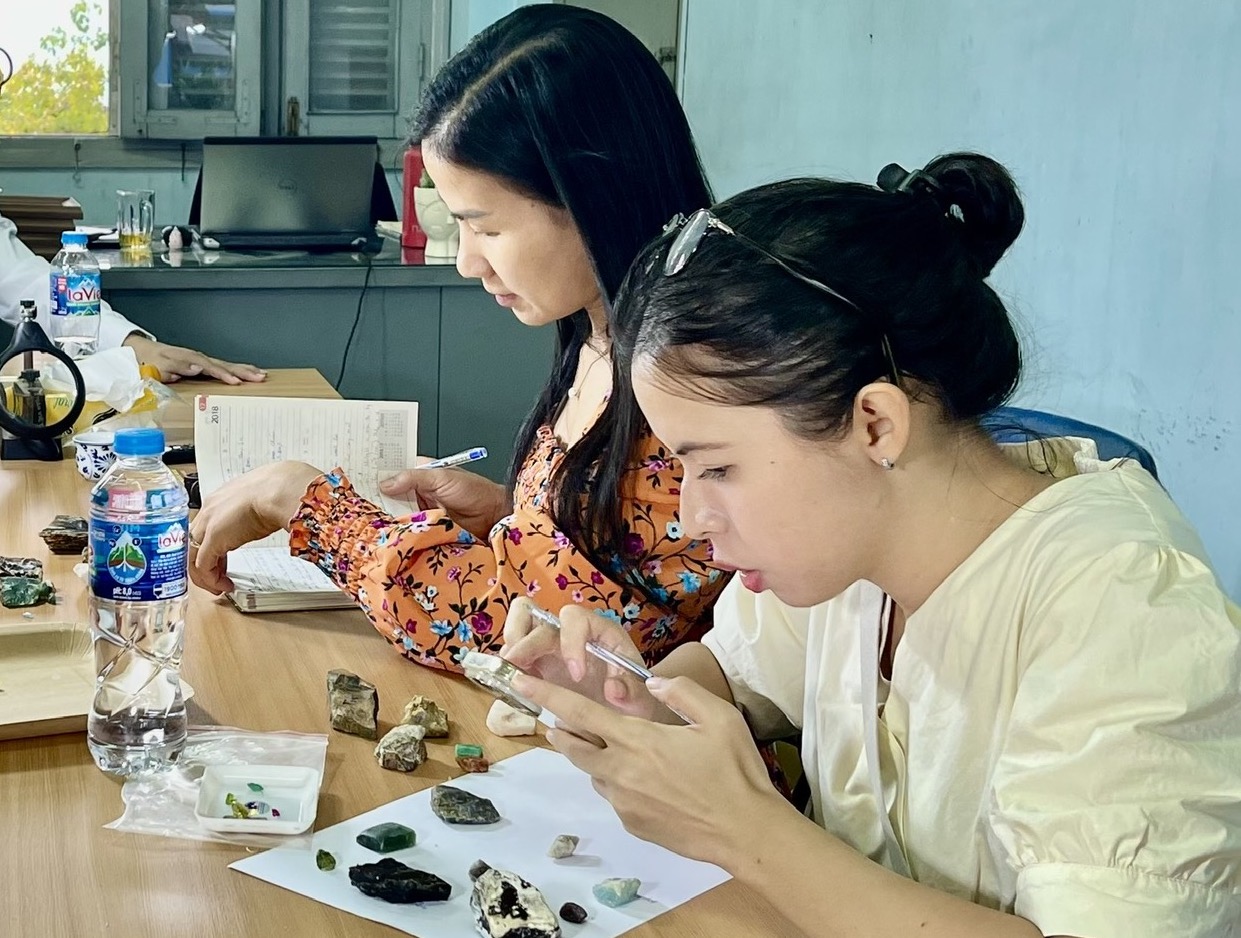 Ngọc  học - Nhận  biết đá  quý