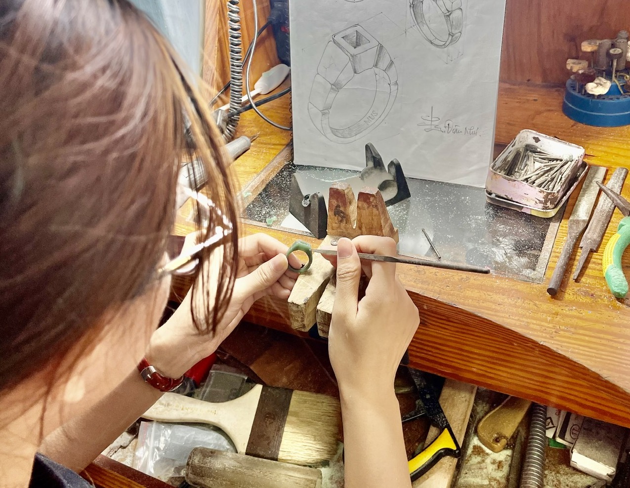 Tạo  dáng trang  sức  bằng  sáp tay